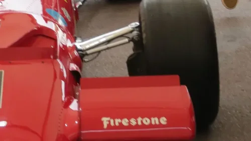 伝説のフェラーリが傷つく：写真