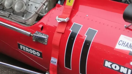 伝説のフェラーリが傷つく：写真