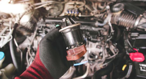 Muy pocos conductores revisan esta pequeña pieza del coche: su desgaste puede disparar el consumo y dañar el motor sin avisar