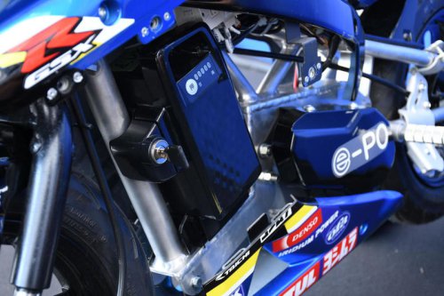 【GSX-R mini？】鈴鹿8耐で発見！ スズキ「CNチャレンジ」仕様の謎のミニバイク…コレなんですか？