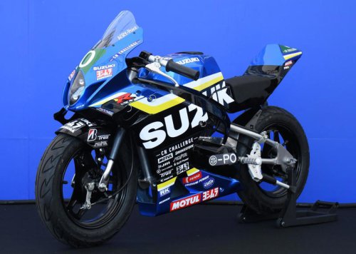 【GSX-R mini？】鈴鹿8耐で発見！ スズキ「CNチャレンジ」仕様の謎のミニバイク…コレなんですか？