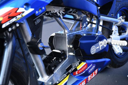 【GSX-R mini？】鈴鹿8耐で発見！ スズキ「CNチャレンジ」仕様の謎のミニバイク…コレなんですか？