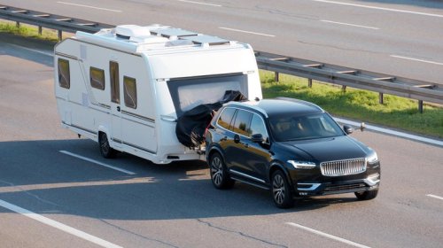 Should You Cross Your Trailer Chains While Towing?