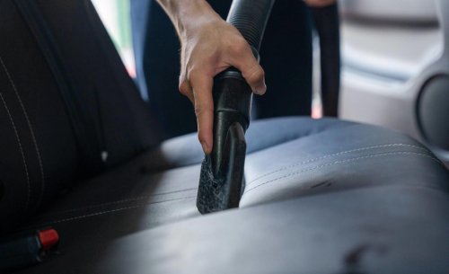 El truco infalible para quitar el vómito del coche tras un viaje accidentado