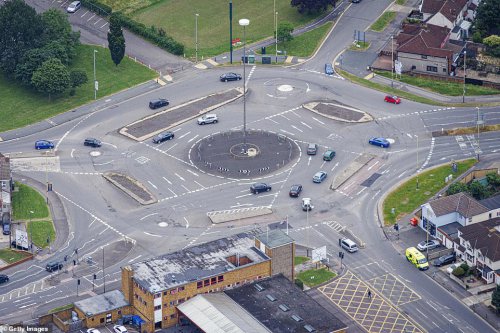 Self-driving car takes on Swindon's Magic Roundabout