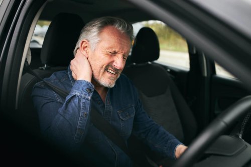 Cómo evitar dolores de espalda si viajas en coche: 10 consejos básicos que no debes pasar por alto