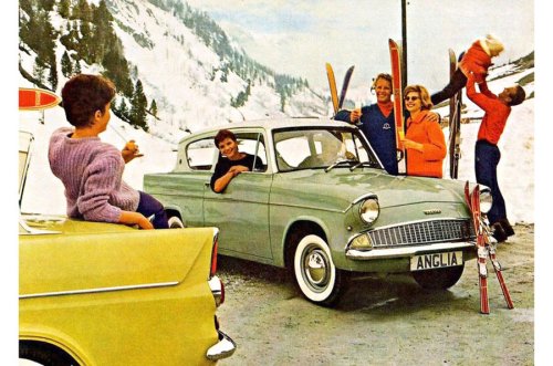 Las fotos publicitarias de coches más extrañas jamás publicadas