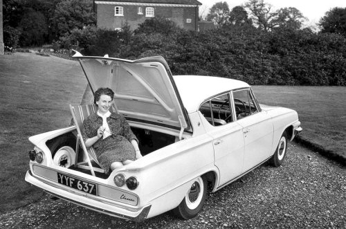 Las fotos publicitarias de coches más extrañas jamás publicadas