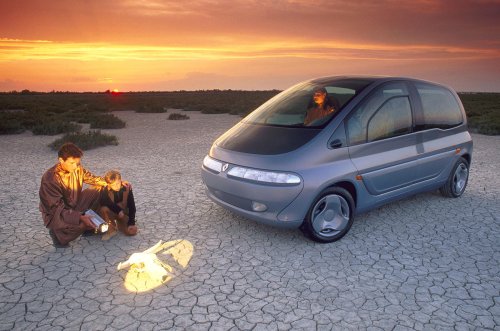 Las fotos publicitarias de coches más extrañas jamás publicadas