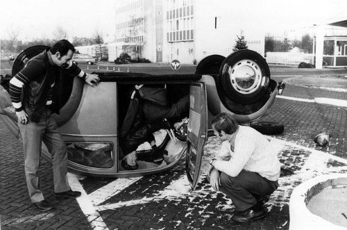 Las fotos publicitarias de coches más extrañas jamás publicadas