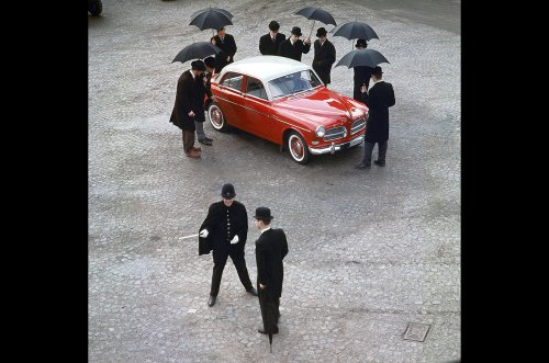 Las fotos publicitarias de coches más extrañas jamás publicadas