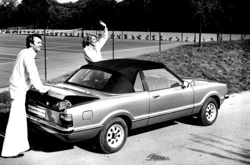 Las fotos publicitarias de coches más extrañas jamás publicadas