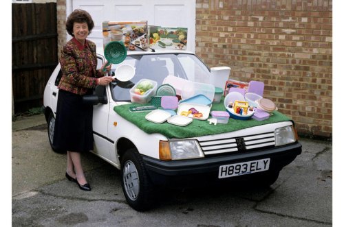 Las fotos publicitarias de coches más extrañas jamás publicadas