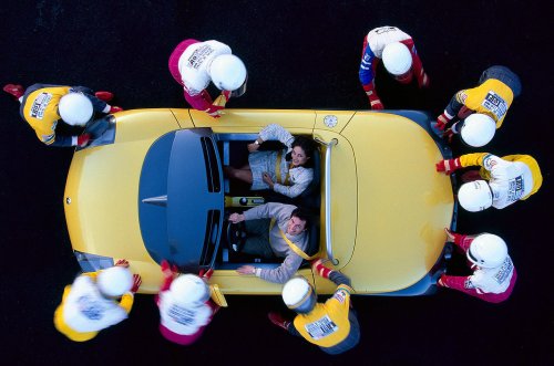 Las fotos publicitarias de coches más extrañas jamás publicadas