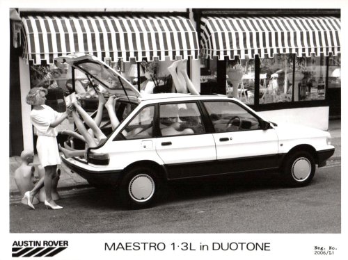 Las fotos publicitarias de coches más extrañas jamás publicadas