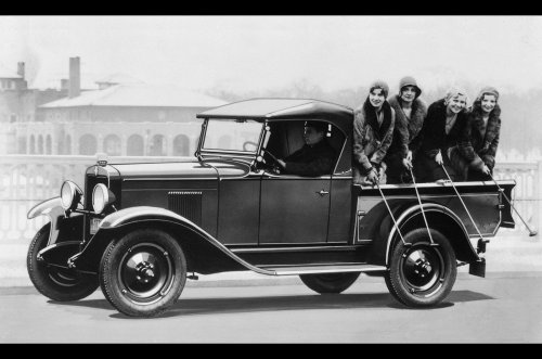 Las fotos publicitarias de coches más extrañas jamás publicadas