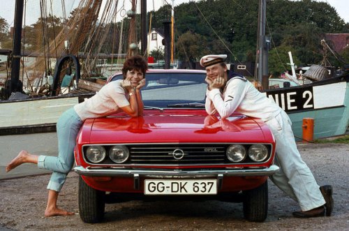 Las fotos publicitarias de coches más extrañas jamás publicadas