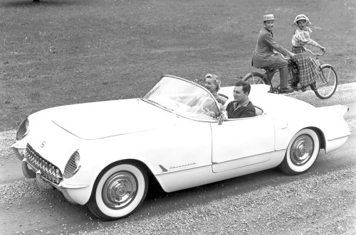 Las fotos publicitarias de coches más extrañas jamás publicadas