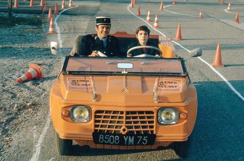 Las fotos publicitarias de coches más extrañas jamás publicadas
