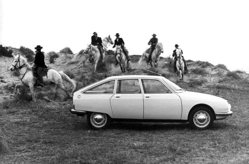Las fotos publicitarias de coches más extrañas jamás publicadas