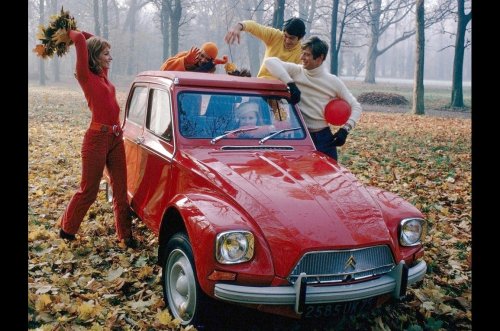 Las fotos publicitarias de coches más extrañas jamás publicadas