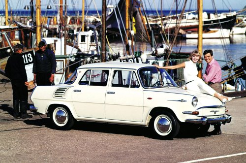 Las fotos publicitarias de coches más extrañas jamás publicadas
