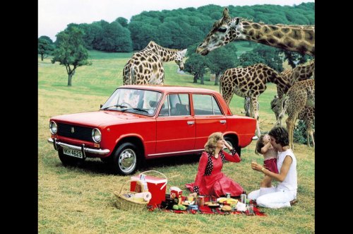 Las fotos publicitarias de coches más extrañas jamás publicadas