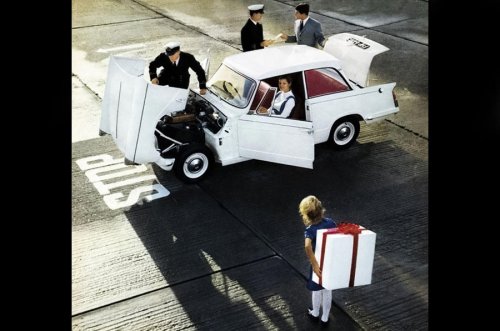 Las fotos publicitarias de coches más extrañas jamás publicadas