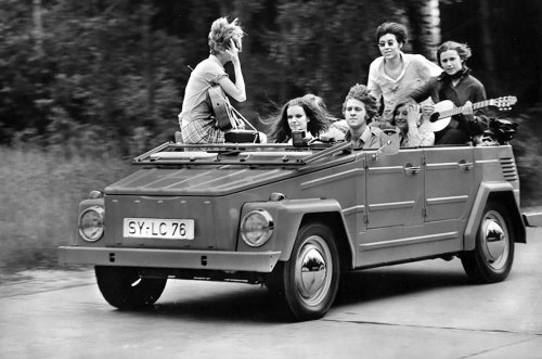 Las fotos publicitarias de coches más extrañas jamás publicadas