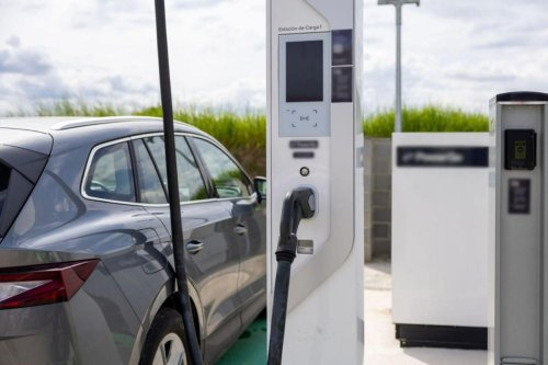 España mejora en movilidad eléctrica, pero falla en lo clave: uno de cada cuatro puntos de recarga no funciona