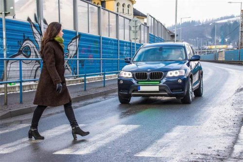 No lo hagas más: el gesto amable que está prohibido al volante sin que muchos conductores lo sepan