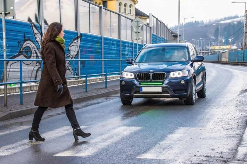 No lo hagas más: el gesto amable que está prohibido al volante sin que muchos conductores lo sepan