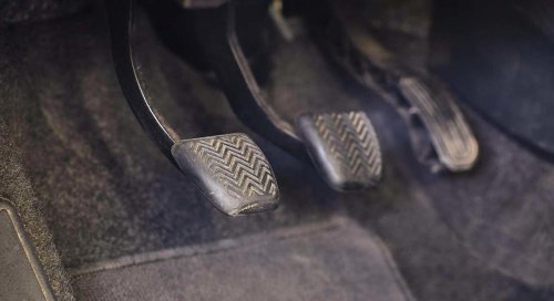 Malos hábitos al pisar el embrague del coche: estas manías que tienen muchos conductores pueden provocar una avería grave