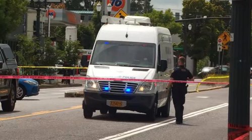 SUV, 1 dead, 4 hurt after SUV drives onto sidewalk, crashes into 3 vehicles in NE Portland