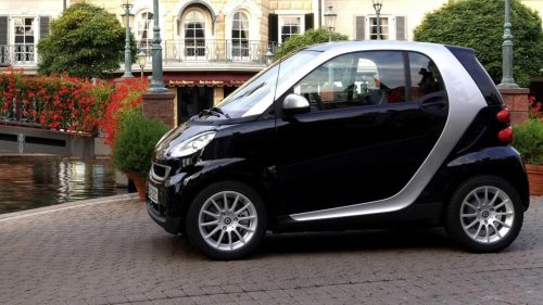 It's a smart time to buy Mercedes-Benz's smallest car
