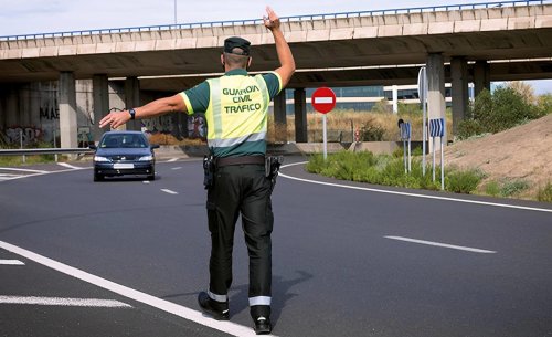 El hábito al volante que se está convirtiendo en 'plaga' y que implica una multa de 200 euros, además de poner en riesgo tu vida
