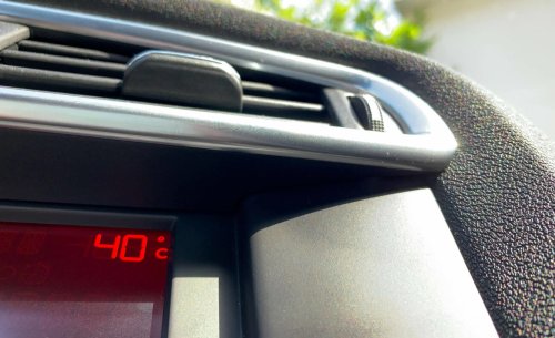 Tu coche marca más calor que el tiempo real: el detalle oculto que explica por qué siempre ves más grados