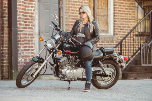 ヤマハ | マツダ | アストンマーティン | マセラティ | マクラーレン | スマート | ダイハツ | メルセデス | クライスラー | ジェネシス | レクサス | ロータス | メルセデス・ベンツ | ロールス・ロイス | スバル | スズキ | テスラ | フォルクスワーゲン | トヨタ | アルピーヌ | ベントレー | シボレー | フェラーリ | フォード | ジャガー | ジープ | ランボルギーニ | ランドローバー | プジョー | ルノー | ビュイック | アキュラ | キャデラック | クプラ | アルファロメオ | シトロエン | ホンダ | ヒョンデ | インフィニティ | 日産 | 【まだまだ現役！】ヤマハ「Vスター250」誕生から37年！ ビラーゴから続く超ロングセラーの秘密とは？【世界でがんばる!! 日本メーカーの珍車大図鑑 Vol.8】