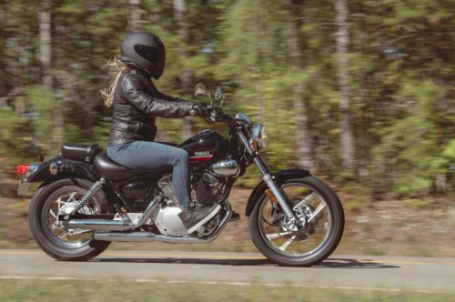 【まだまだ現役！】ヤマハ「Vスター250」誕生から37年！ ビラーゴから続く超ロングセラーの秘密とは？【世界でがんばる!! 日本メーカーの珍車大図鑑 Vol.8】