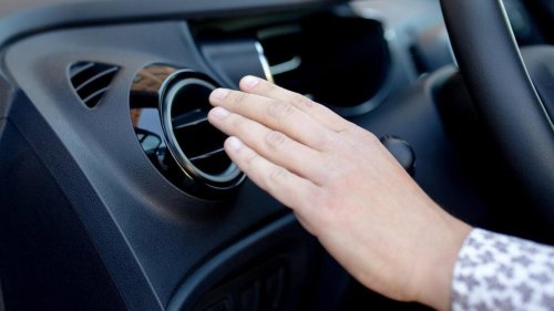Un mecánico revela el truco que miles de conductores desconocen para saber cuándo recargar el aire acondicionado del coche