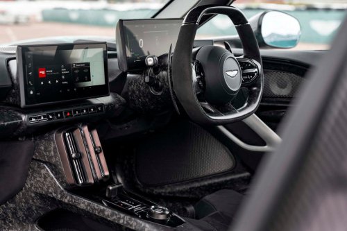 Stéfanos Tsitsipás estrena este exclusivo y deportivo Aston Martin: Alonso le dio el visto bueno