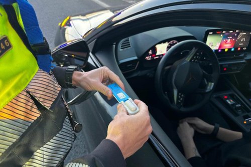 Intentó saltarse un peaje en una autopista de Barcelona y se dio a la fuga: cuando los Mossos lo atraparon, descubrieron algo mucho peor