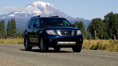 Nissan, Nissan Pathfinder, Nissan's final body-on-frame Pathfinder is now selling for a third of its MSRP