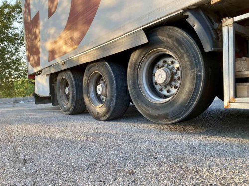 ¿Por qué algunos camiones llevan ruedas que no tocan el suelo? Cumplen una función más útil de lo que crees