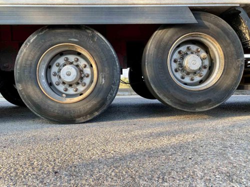 ¿Por qué algunos camiones llevan ruedas que no tocan el suelo? Cumplen una función más útil de lo que crees