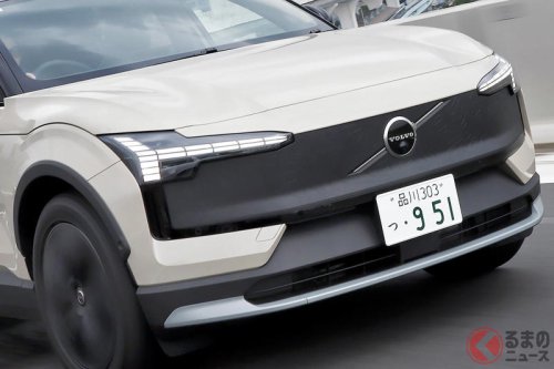 ボルボが新型「コンパクトSUV」初公開！ 地上高アップ×全長4.2m級で「めちゃ“扱いやすい”サイズ」！ ワイルド感も増した新型「EX30クロスカントリー」触れてみた印象は？