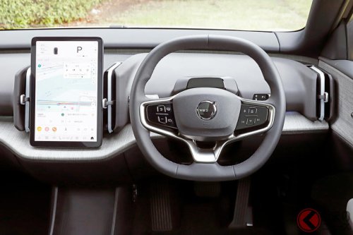 ボルボが新型「コンパクトSUV」初公開！ 地上高アップ×全長4.2m級で「めちゃ“扱いやすい”サイズ」！ ワイルド感も増した新型「EX30クロスカントリー」触れてみた印象は？