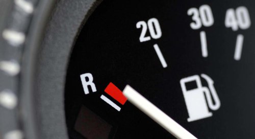 La verdad sobre conducir en reserva: un mecánico explica los daños que puede sufrir tu coche con este mal hábito