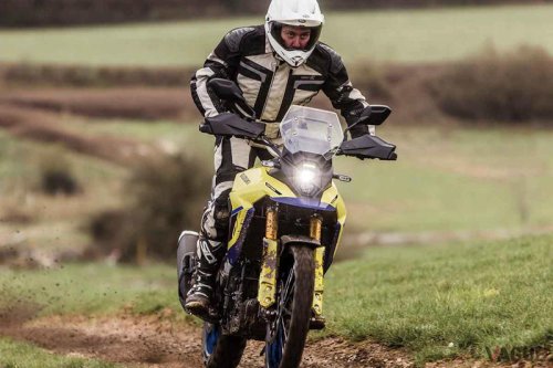 いすゞ | フォード | ランドローバー | メルセデス | アルファロメオ | アルピナ | アルピーヌ | ランボルギーニ | メルセデス・ベンツ | オペル | ポルシェ | ルノー | ロールス・ロイス | スバル | フォルクスワーゲン | ボルボ | ビュイック | キャデラック | クライスラー | クプラ | レクサス | マクラーレン | アキュラ | フェラーリ | マセラティ | テスラ | アストンマーティン | ジェネシス | ロータス | スマート | スズキ | アウディ | フィアット | キア | ベントレー | シトロエン | ホンダ | ヒョンデ | インフィニティ | ジャガー | シボレー | ジープ | プジョー | ダイハツ | 大きすぎずに「ちょうどいいね！」 どこへでも、どこまででも行けちゃう 電子制御と快適性が進化した現代のミドルクラス「アドベンチャーバイク」3選