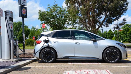 Si estás pensando en comprar un coche híbrido, deberías saber este sobrecoste que tiene respecto a uno eléctrico